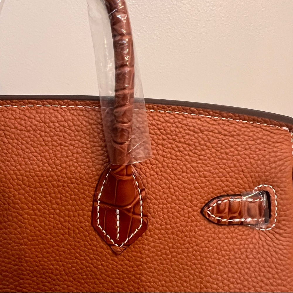 25 cm genuine Togo leather featuring an embossed crocodile print. - Picture 9 of 11